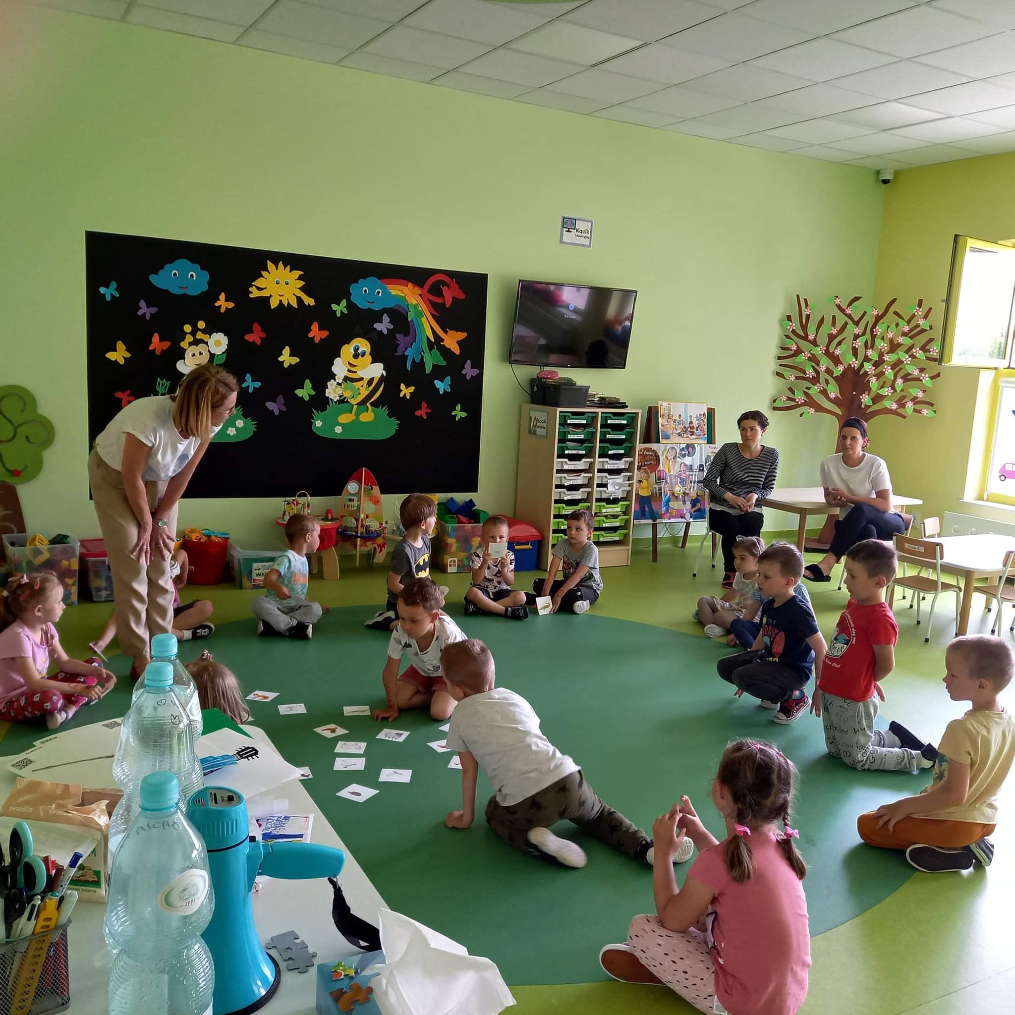 Fotorelacja z zajęć modelowych z grupą dzieci  4 letnich prowadzonych przez specjalistę logopedę Izabelę Sieczka